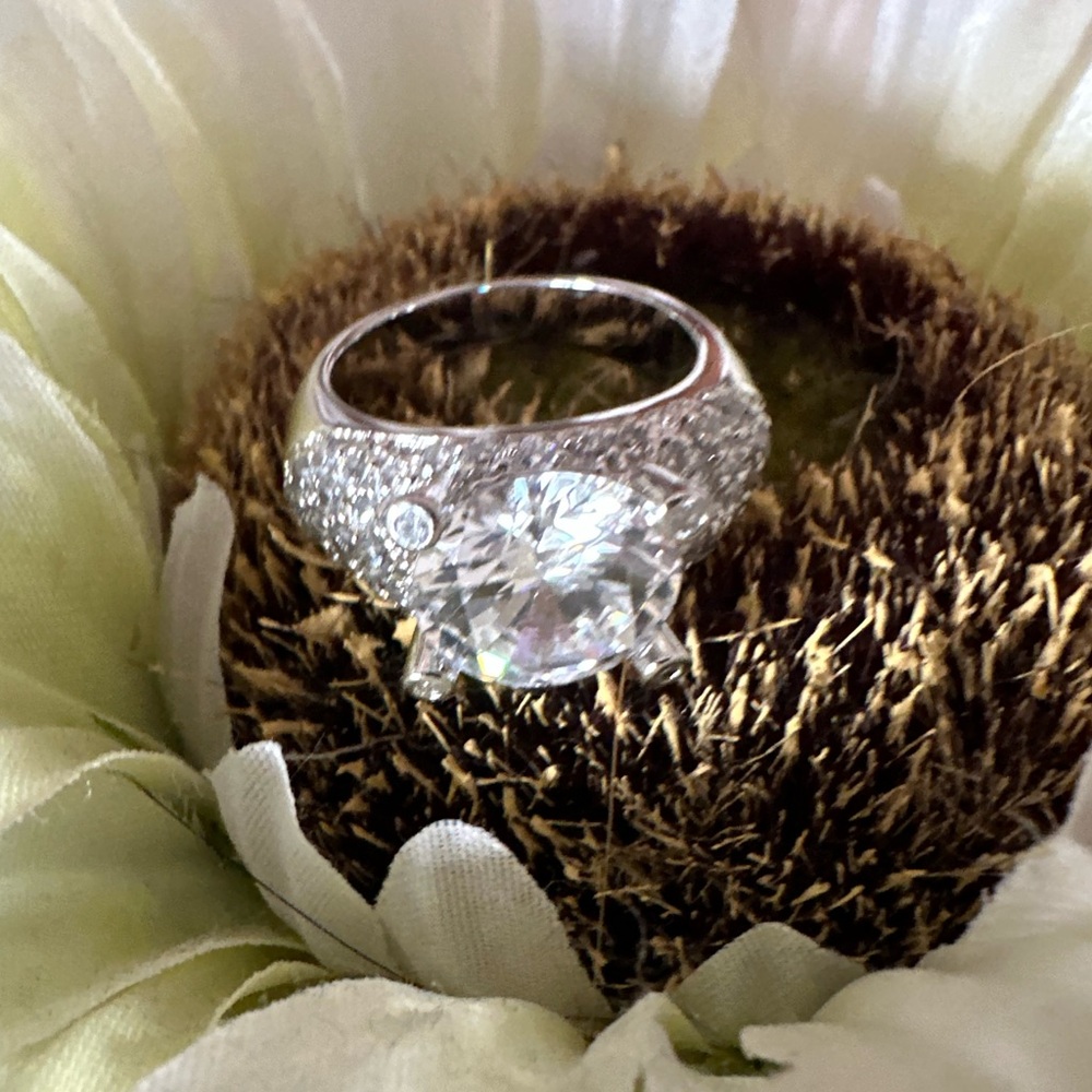 Absolute Solitaire diamond Ring - Picture 2 of 11